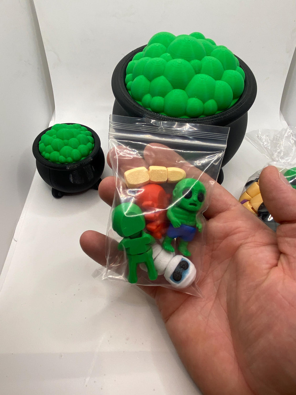 3D Printed Witch Cauldron: Halloween Decor with Mini Creatures
