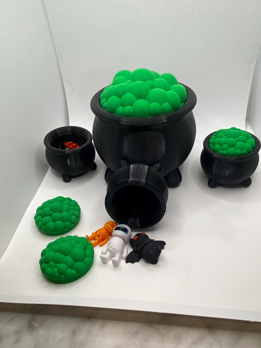 3D Printed Witch Cauldron: Halloween Decor with Mini Creatures