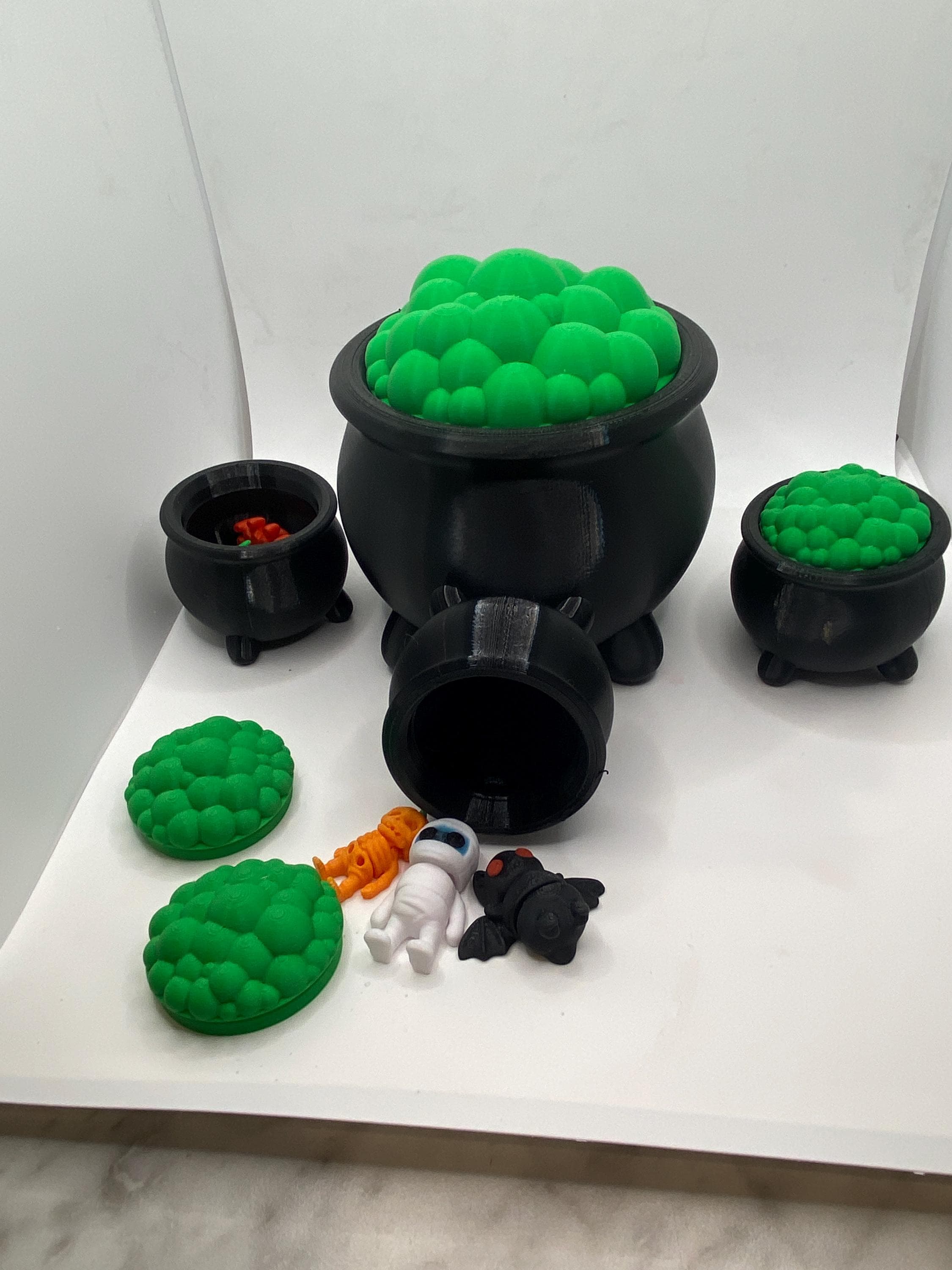 3D Printed Witch Cauldron: Halloween Decor with Mini Creatures