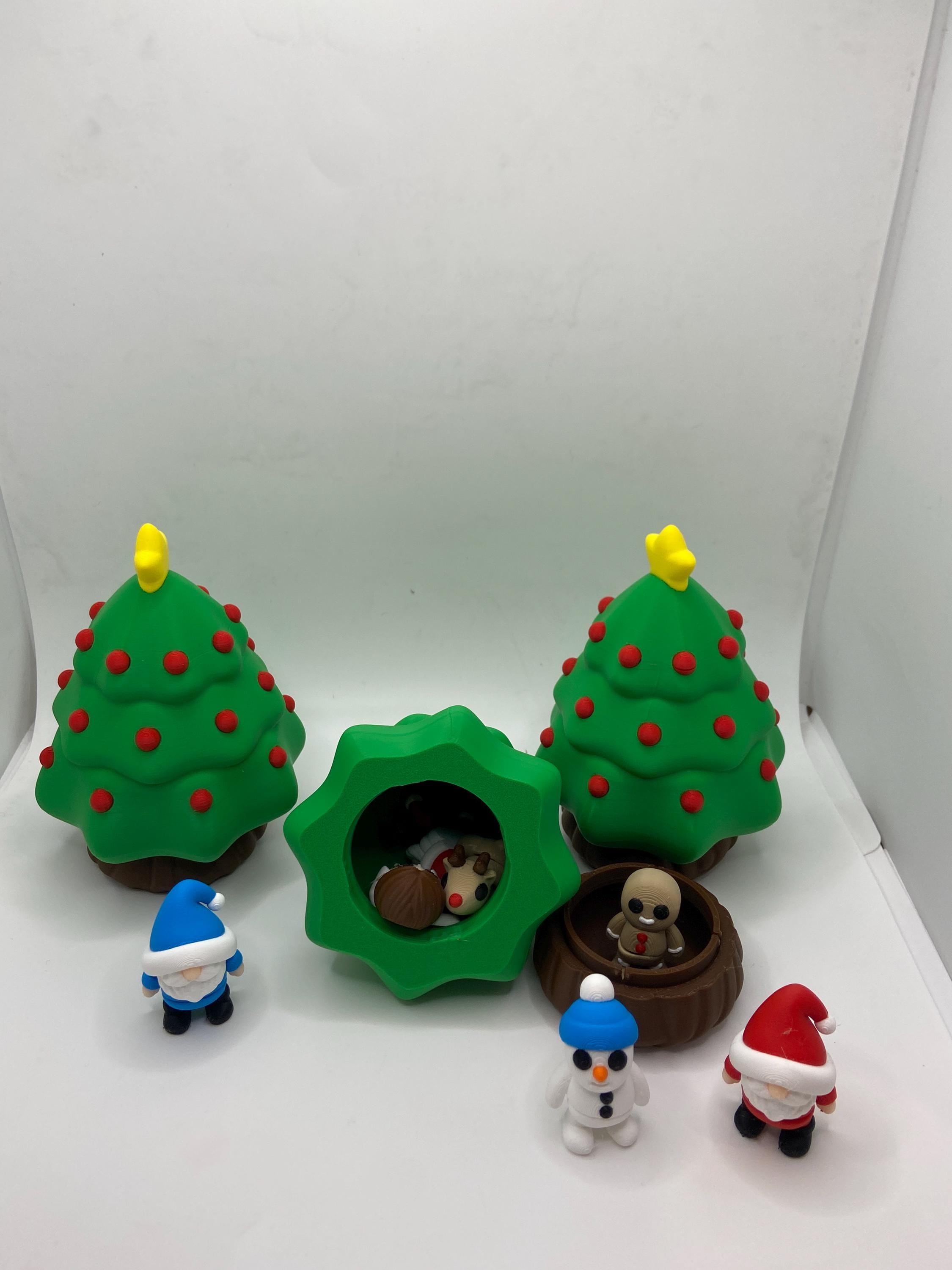 3D Printed Christmas Tree Surprise Box with 3 Mini Figures