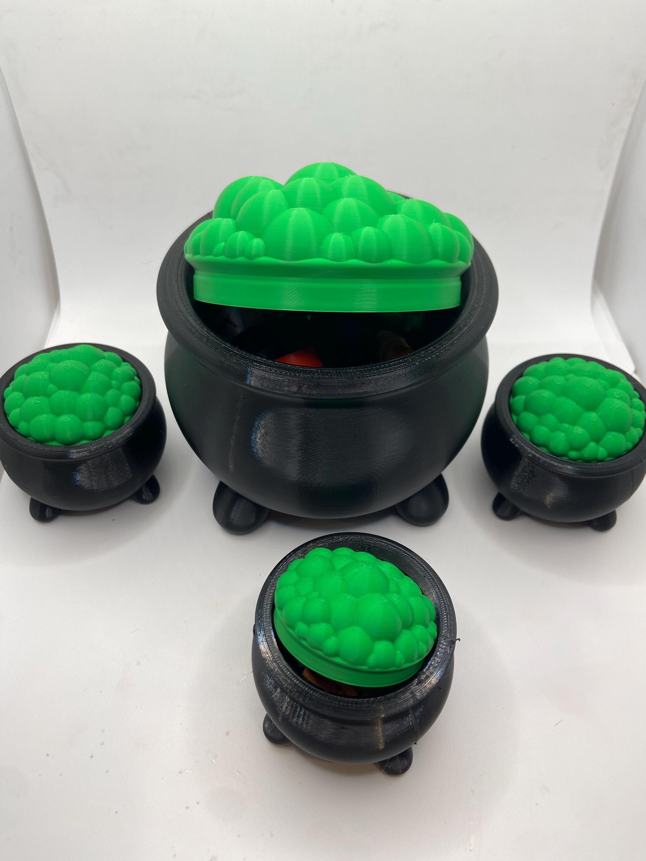 3D Printed Witch Cauldron: Halloween Decor with Mini Creatures